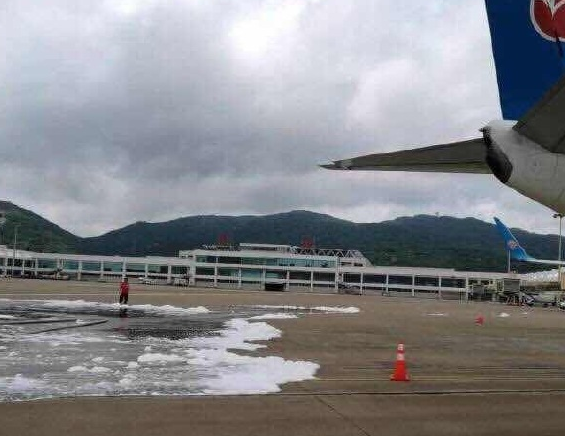 烏龍！長安航空首航飛機珠海機場“過水門” 消防車誤噴泡沫致飛機停飛