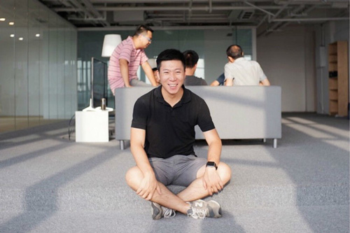 有一個人做了一枚燈泡，然后他成了智能照明網絡核心